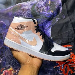 Jordan 1 mid “crimson tint” size 10.5